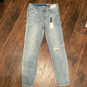 Celebrity Pink light washed Jean. Mid rise skinny. 11/30
